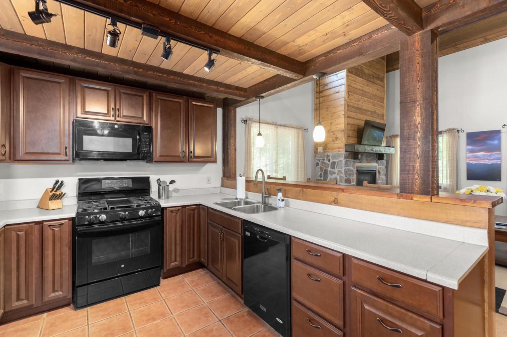 Summit Mountain Lodge And Steakhouse East Glacier Park Village Экстерьер фото