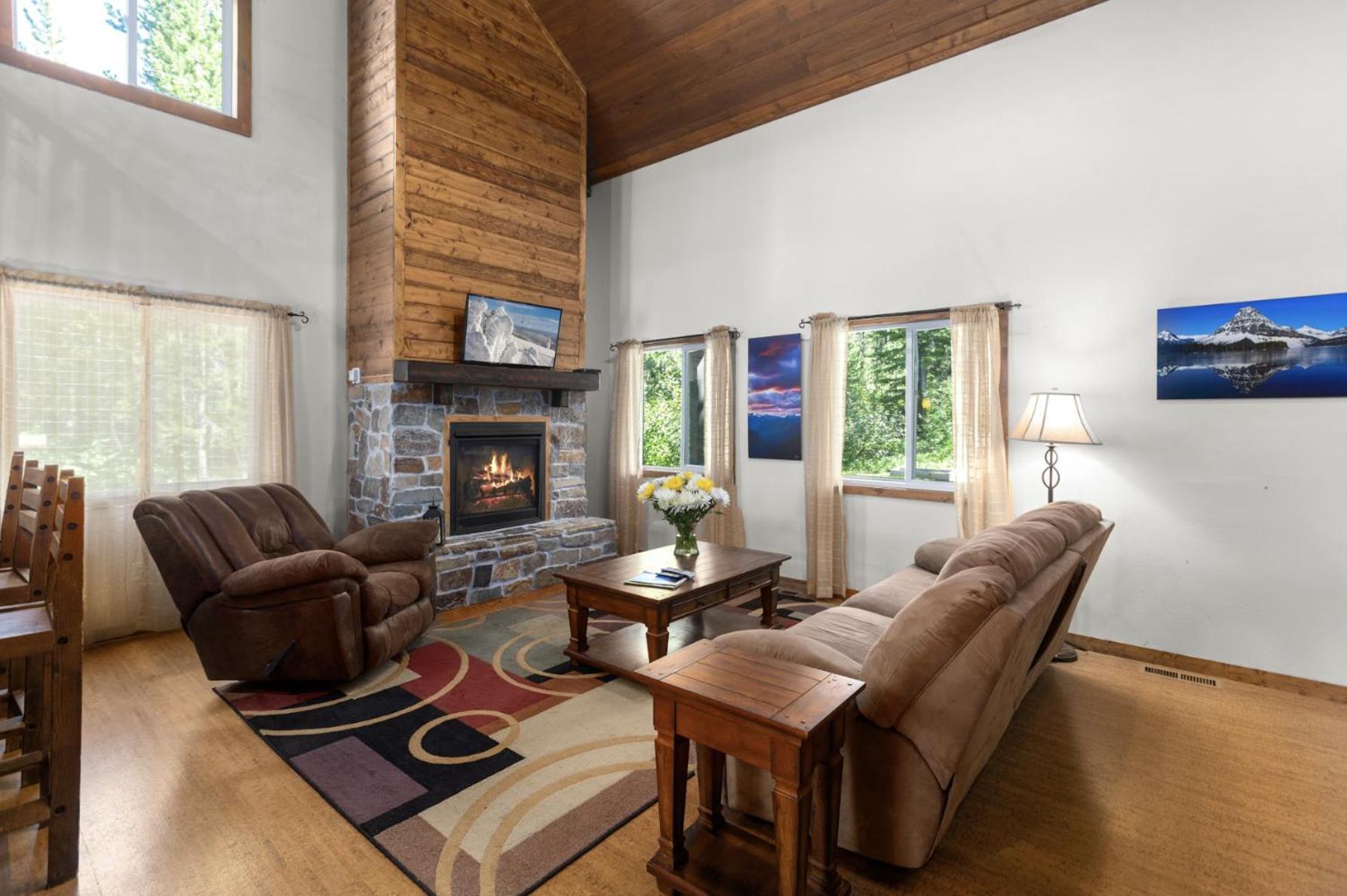 Summit Mountain Lodge And Steakhouse East Glacier Park Village Экстерьер фото