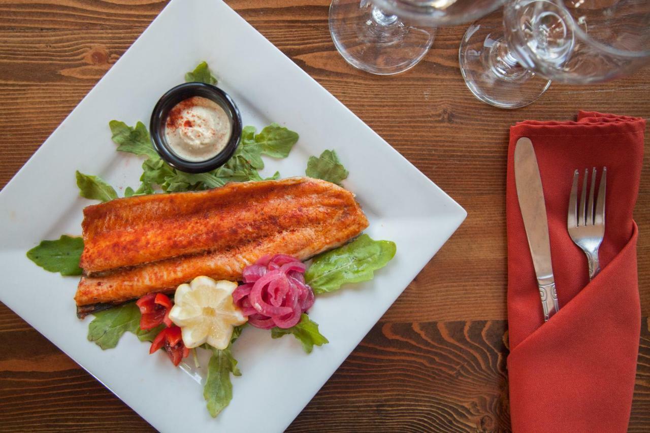Summit Mountain Lodge And Steakhouse East Glacier Park Village Экстерьер фото